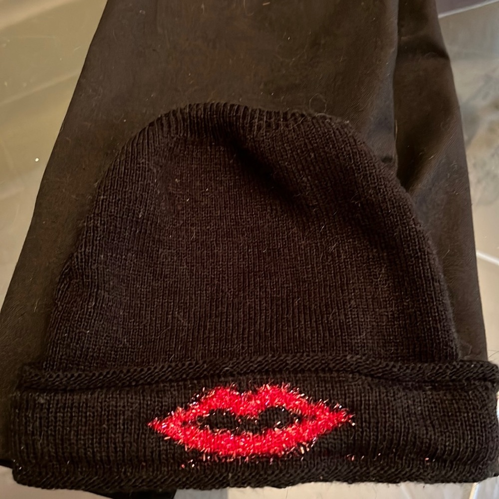 Black hat with lips
